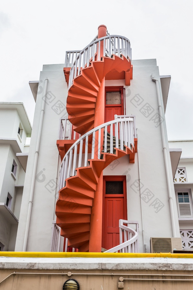 色彩斑斓的螺旋楼梯和色彩斑斓的城市新加坡武吉士村具有里程碑意义的游客