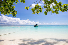 美丽的水晶清晰的海和白色沙子海滩与船塔柴岛安达曼泰国