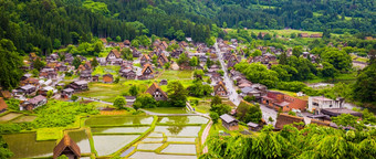 全景传统的和历史日本村白川乡岐阜县日本gokayama有被内接的联合国教科文组织世界遗产列表由于它的传统的gassho-zukuri房子