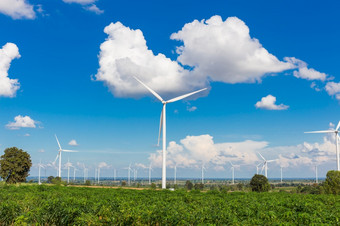 风能源涡轮机的中间自然喉咙和树天空背景能源发电机自然友好的春天场