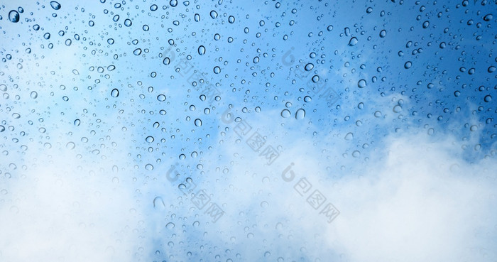 雨滴蓝色的玻璃窗口与雾背景
