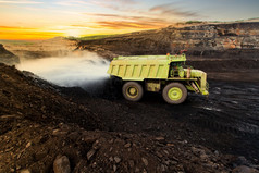 煤炭矿业的卡车运输煤炭泰国