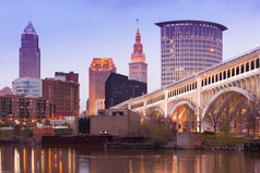 底特律优越的桥在凯霍加河和市中心天际线克利夫兰俄亥俄州美国