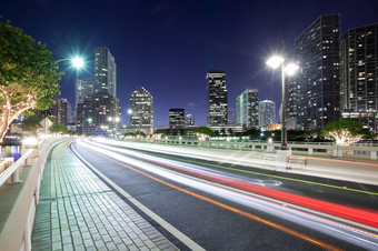 裸奔灯brickell<strong>温泉</strong>关键开车与brickell<strong>温泉</strong>区天际线迈阿密佛罗里达美国