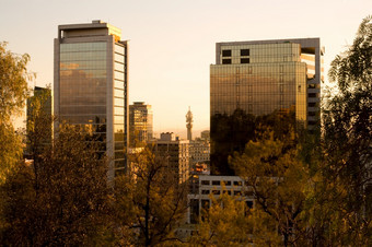 市中心视图从圣诞老人露西娅山与的电信沟通塔的中心圣地亚哥智利南美国