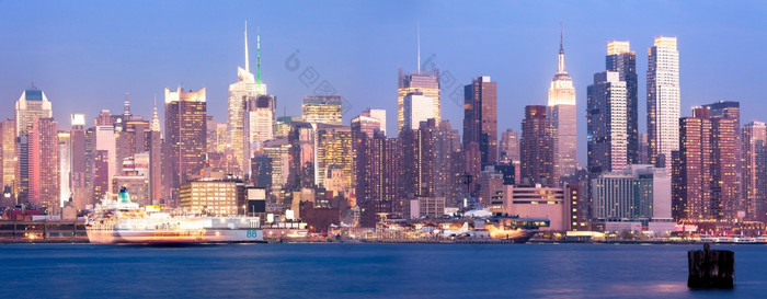 全景视图的天际线中城曼哈顿晚上新纽约城市美国