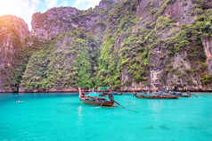 长船和蓝色的水玛雅湾斐斐岛甲米泰国