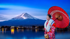 亚洲女人穿日本传统的和服富士山河口湖湖日本