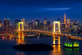 东京天际线与彩虹桥和东京塔东京日本