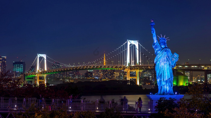 东京月雕像和彩虹桥晚上月东京日本图片