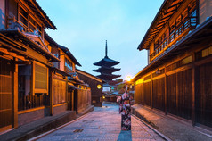 亚洲女人穿日本传统的和服yasaka宝塔和真相扎卡街《京都议定书》日本