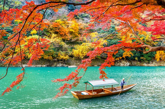 船夫撑船的船河岚山秋天季节沿着的河《京都议定书》日本