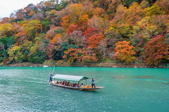 《京都议定书》日本11月船夫撑船的船河<strong>岚山</strong>秋天季节沿着的河《京都议定书》日本11月