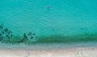 空中视图桑迪海滩与游客游泳