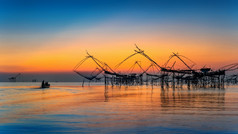 美丽的日出和钓鱼浸网pakpra博他仑泰国