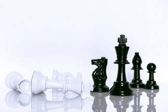 黑色的和白色国际象棋白色背景领袖和团队合作概念为成功