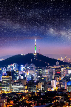 视图市中心城市景观和首尔塔与乳白色的道路首尔南韩国