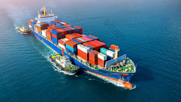 空中视图货物船与货物容器海
