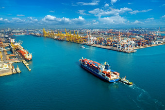 空中视图货物船和货物容器港