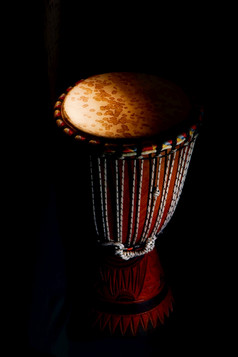 非洲手鼓典型的非洲打击乐器黑色的背景