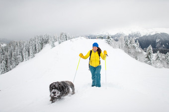 狗和他的<strong>情妇</strong>独自一人的山与很多雪