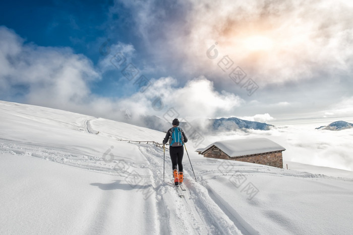 女孩使滑雪登山