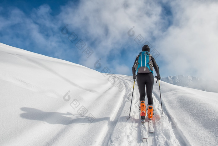 女孩使滑雪登山