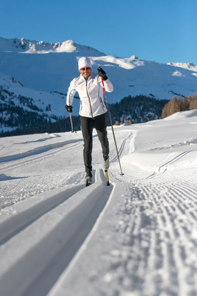男人越野滑雪跟踪