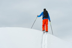 前的山独自一人与滑雪登山和海豹皮