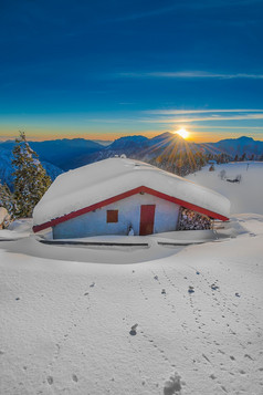 阿尔卑斯小屋的雪在日落