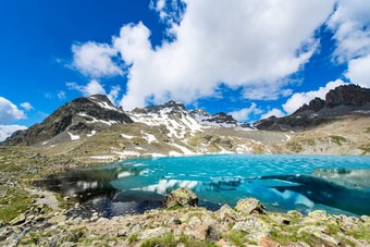小彩色的高山湖与最后的冰的夏天