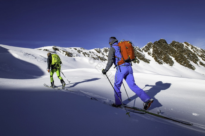两个登山家滑雪者在滑雪登山旅行图片