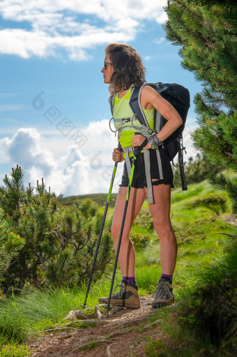 女人看起来的视图的山在游览