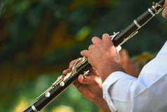 细节街音乐家玩的单簧管