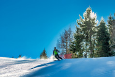 女孩女人女的滑雪度假胜地区域