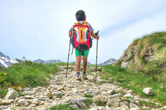 小男孩走山小道在游览与的背包