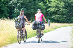 两个女孩实践骑自行车自行车路径