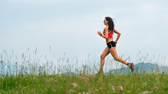 女人跑步者在的准备长距离小道
