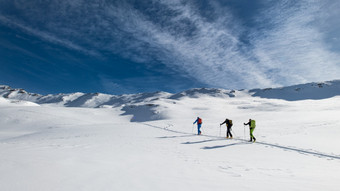 三个朋友在<strong>滑雪</strong>登山旅行的小道