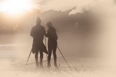模拟老摄影与工件越野滑雪夫妇