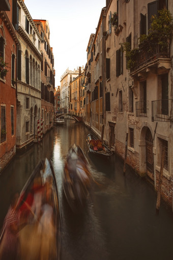 贡多拉的狭窄的运河威尼斯故意移动运动