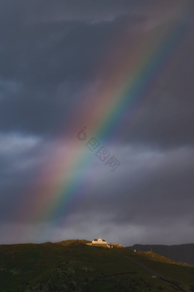 彩虹后的夏天风暴的穆奥塔斯穆拉格尔附近莫图片