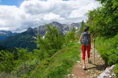 女孩与背包和波兰人在高山徒步旅行独自一人