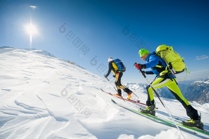 交叉国家滑雪团队夫妇但对的峰会的山