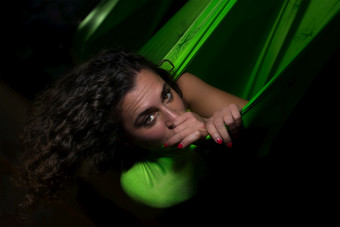 特写镜头肖像女孩摆姿势绿色丝绸吊床空中反重力瑜伽概念