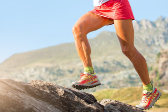 腿天空奔跑者女人与肌肉和静脉行动