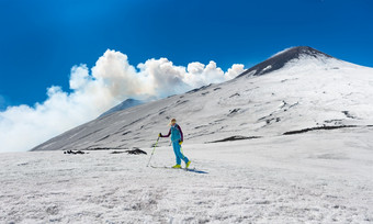 女孩滑雪巡回演出下的前的火山口山埃特纳火<strong>山西</strong>西里意<strong>大</strong>利