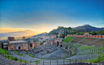 视图的古老的希腊剧院陶尔米纳与埃特纳火山火山火山喷发
