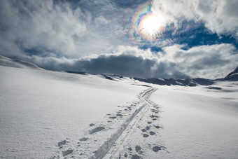 跟踪滑雪登山者的意大利阿尔卑斯山脉