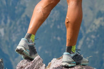 细节腿运动员女人运行的山与<strong>肌肉</strong>和静脉